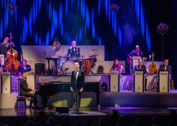 Max Raabe mit seinem Orchester auf Tournee. Hier in Schwaebisch Gmuend Baden-Wuerttemberg