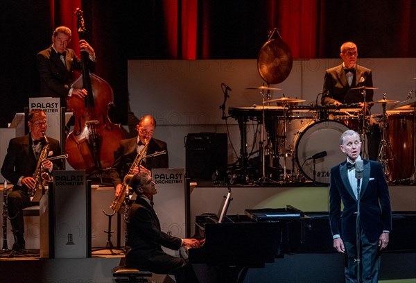 Max Raabe mit seinem Orchester auf Tournee. Hier in Schwaebisch Gmuend Baden-Wuerttemberg