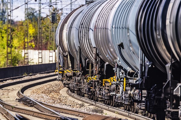 Goods train with tank wagons travelling on the so-called Schusterbahn