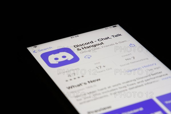 Detailed view of a smartphone with Discord app in the iPhone App Store