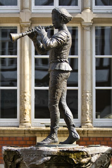 Pied Piper Fountain by Bruno Jakobus Hoffmann in Osterstrasse