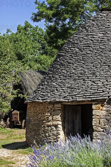 Dry stone hut and old tractor in shed at the Cabanes du Breuil