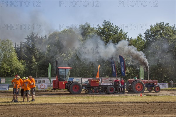 Modified diesel tractor Same Drago 100 pulling heavy sled at Trekkertrek