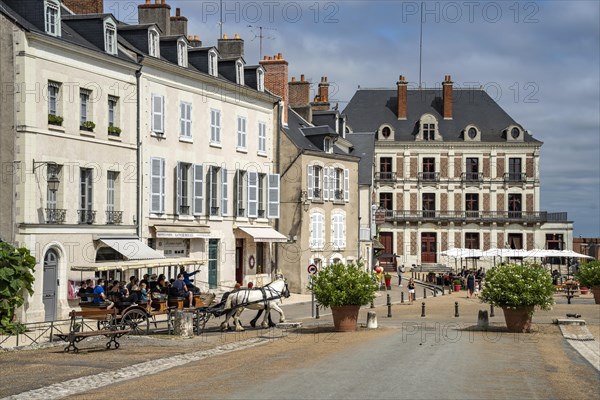 Horse-drawn carriage in the Place du Chateau square