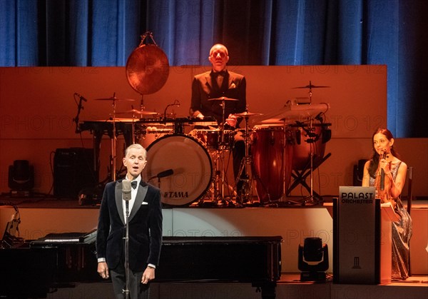 Max Raabe mit seinem Orchester auf Tournee. Hier in Schwaebisch Gmuend Baden-Wuerttemberg