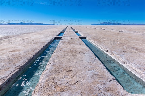 800 sq km salt desert Salinas Grandes