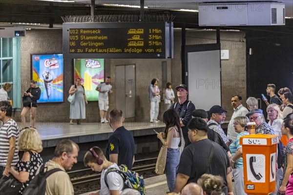 Lack of staff at the transport company. Due to unavailable staff: Stuttgart's light rail system repeatedly experiences unexpected cancellations of journeys. Display board at the Charlottenplatz stop of the SSB with waiting passengers