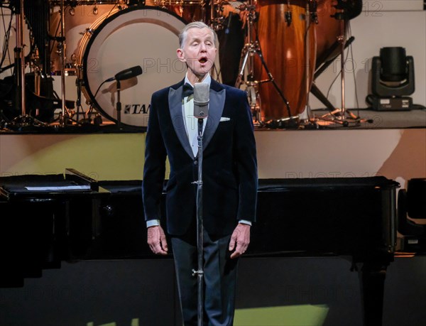 Max Raabe mit seinem Orchester auf Tournee. Hier in Schwaebisch Gmuend Baden-Wuerttemberg