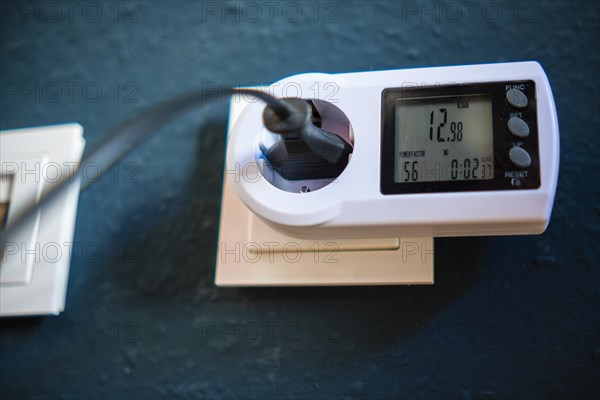 Measuring device for recording the power consumption at a socket outlet