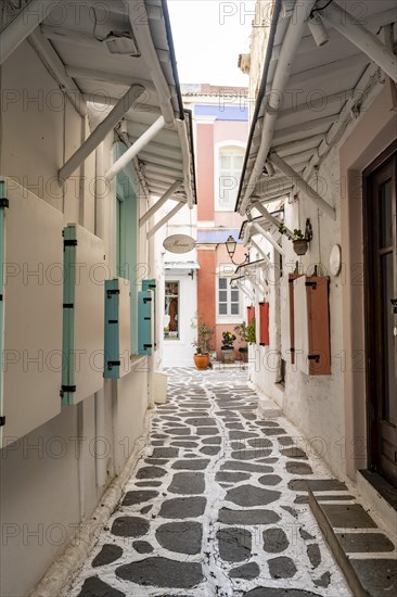 Alleys with shops in the alleys of Parikia