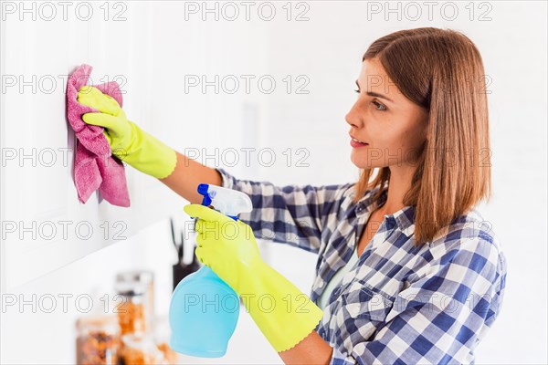 Young woman cleaning house_2