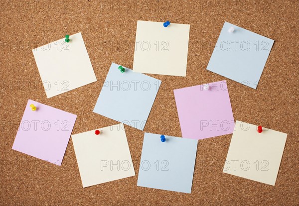 Arrangement blank sticky notes