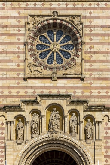 Detail showing the cathedral rosette and the sculptures below