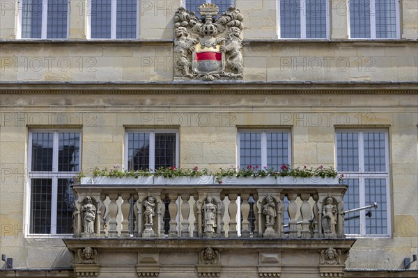 The opulent balcony and coat of arms above the Ratskeller