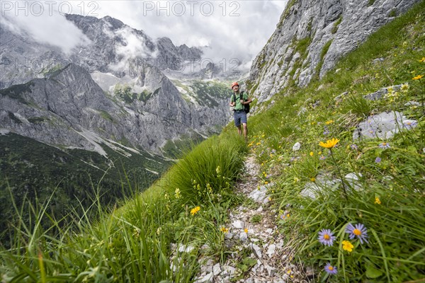 Mountaineers on the way to Waxenstein