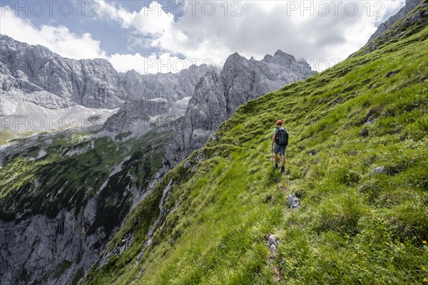 Mountaineer in steep terrain on the Schafsteig on the Waxenstein ridge