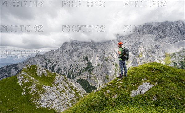 Mountaineer in steep terrain on the Schafsteig on the Waxenstein ridge