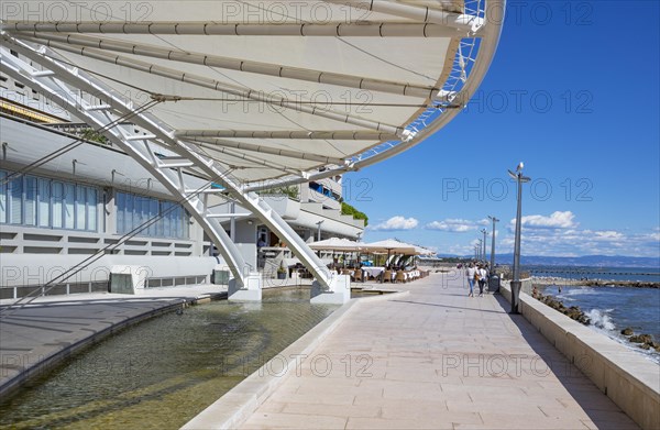 Fountain with restaurant on the Nazario Sauro seafront