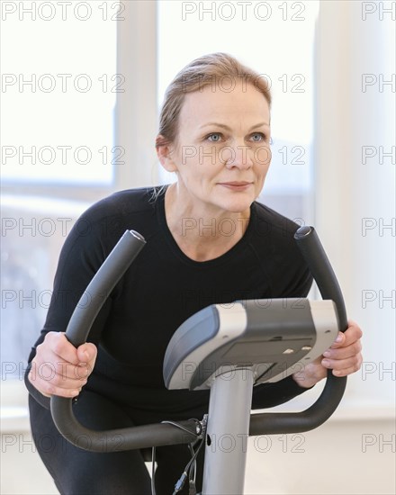 Medium shot woman spin bike