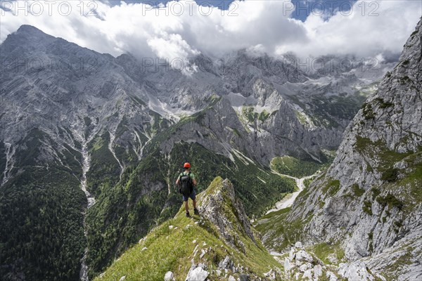 Climbers in steep terrain on the way to Waxenstein