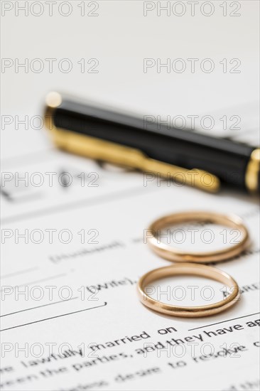 Divorce agreement with wedding rings
