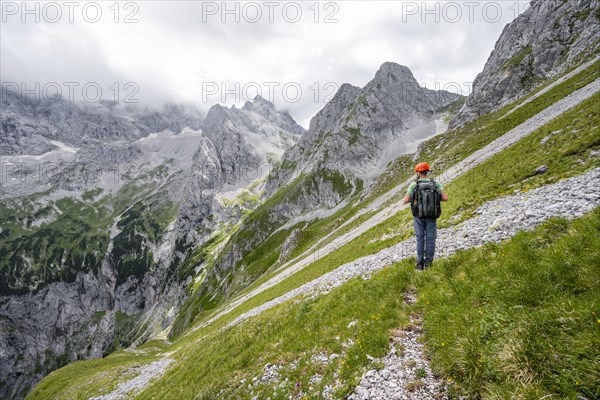 Mountaineer in steep terrain on the Schafsteig on the Waxenstein ridge