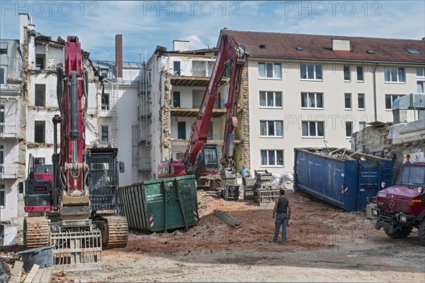 House demolition with heavy demolition machines