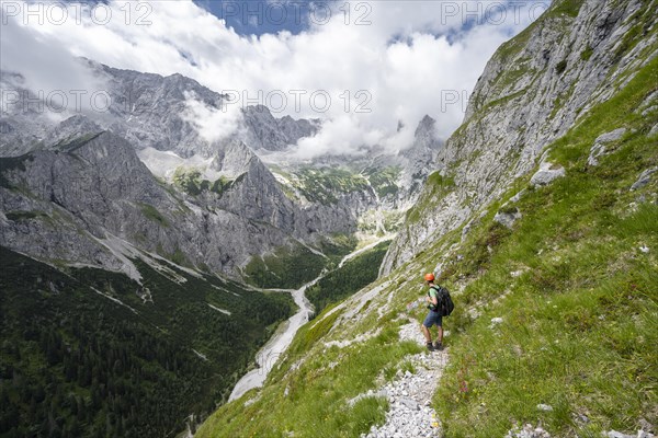 Mountaineers on the way to Waxenstein