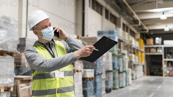 Medium shot man wearing face mask