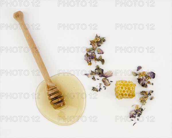 Honeycomb dried flowers with wooden dipper