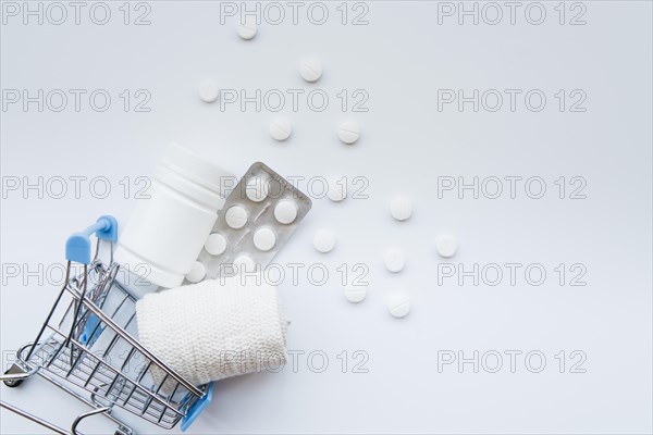 Top view pills shopping cart