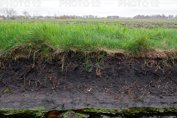 Break-off edge at the edge of a field