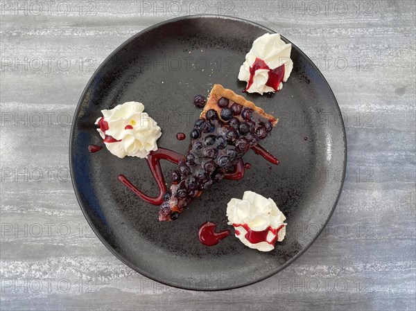 Dessert Tarte aux Myrtilles avec Chantilly