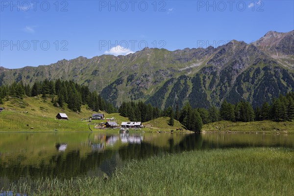 Duisitzkarsee Hut and Fahrlech Hut at Duisitzkarsee