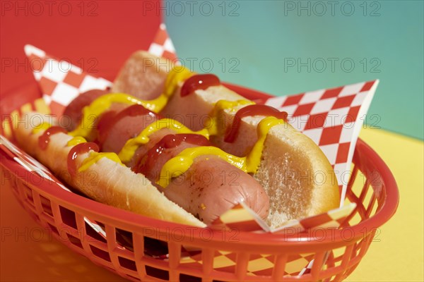 Food arrangement with hot dog basket