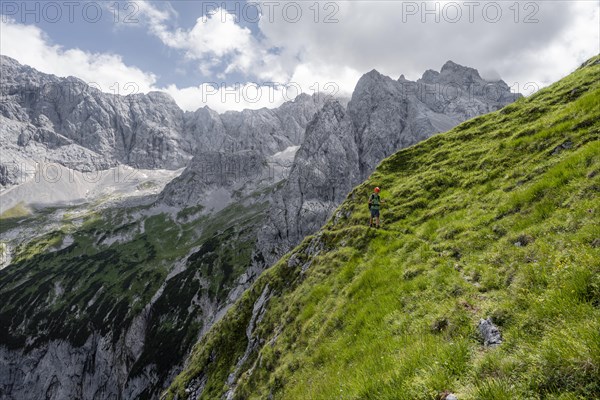 Mountaineer in steep terrain on the Schafsteig on the Waxenstein ridge