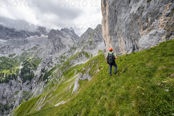 Mountaineer in steep terrain on the Schafsteig on the Waxenstein ridge