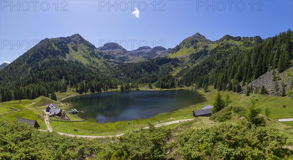 Fahrlechhuette with Duisitzkarsee