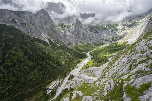 Mountaineers on the way to Waxenstein