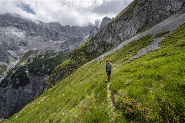 Mountaineer in steep terrain on the Schafsteig on the Waxenstein ridge