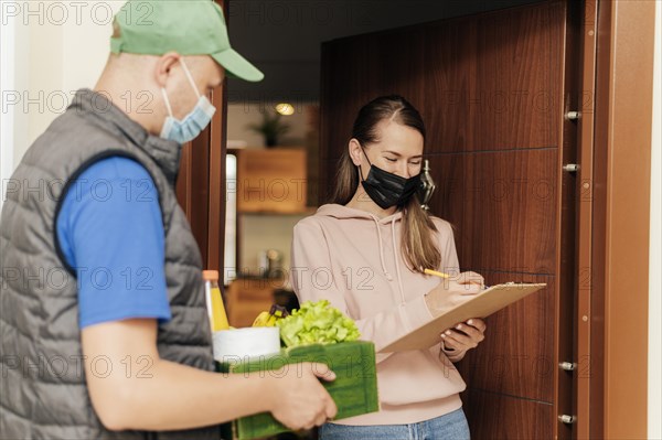 Medium shot man delivering food