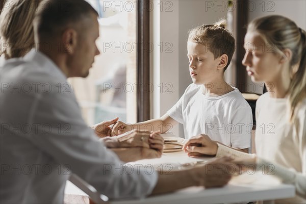 Kids parents praying before eating