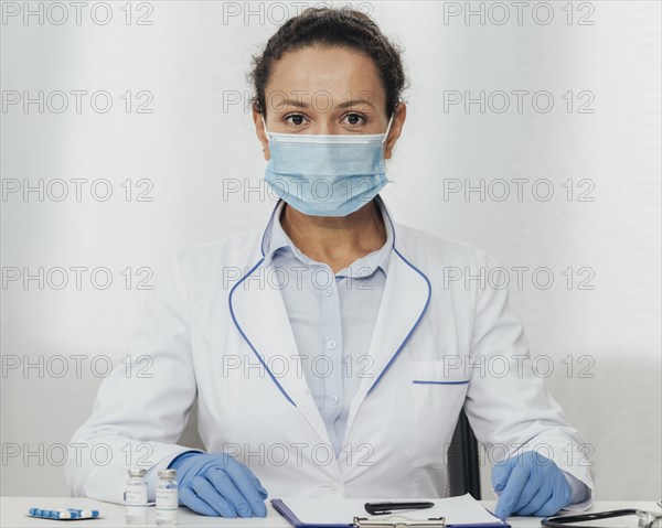 Medium shot woman wearing medical mask