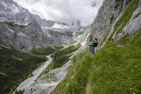 Mountaineers on the way to Waxenstein