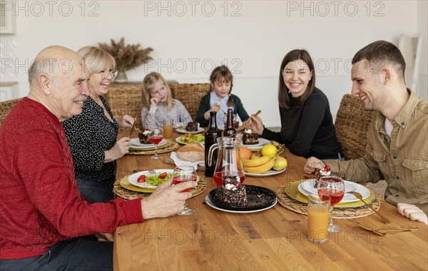 Medium shot family eating