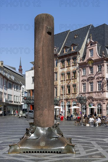 Heunensaeule at the market and in the background old buildings