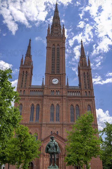 Protestant Market Church and in front of it monument to William of Nassau-Orania