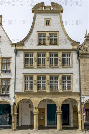 Gabled house with archway on Prinzipalmarkt