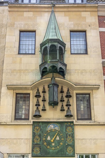 World time clock with carillon