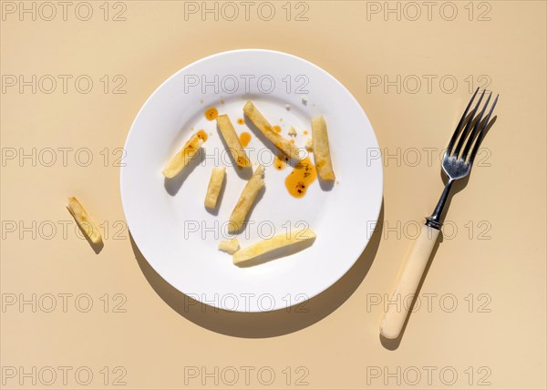 Top view dirty plate with food leftovers_2